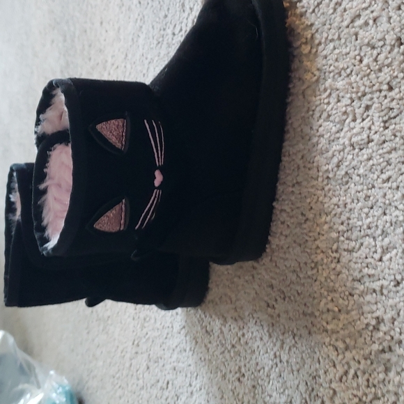 Toddler size 6 fuzzy boots - Picture 2 of 4